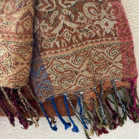 Two pashmina scarves. Lovely to the touch. - Picture 4 of 6